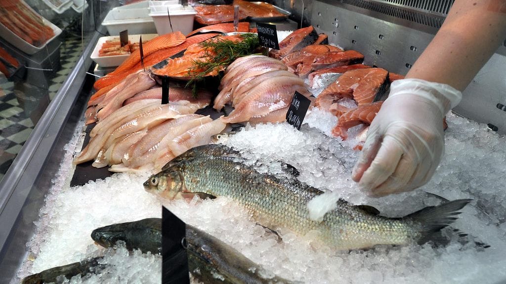 Etualalla näkyvä siika on D-vitamiinin kannalta hyvä valinta kalatiskillä.