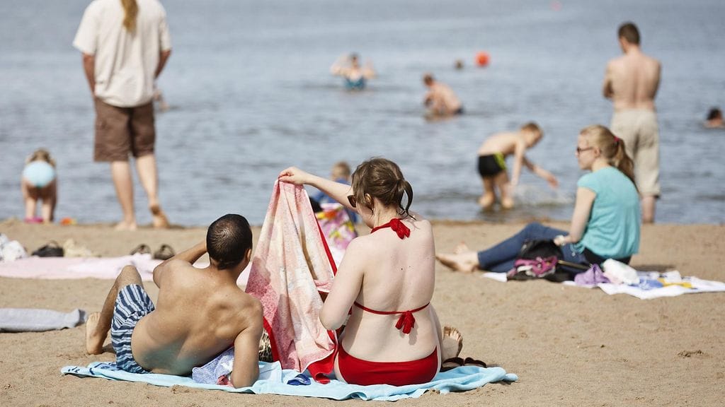 Ihmisiä Oittaan uimarannalla Espoossa 25. heinäkuuta 2015.