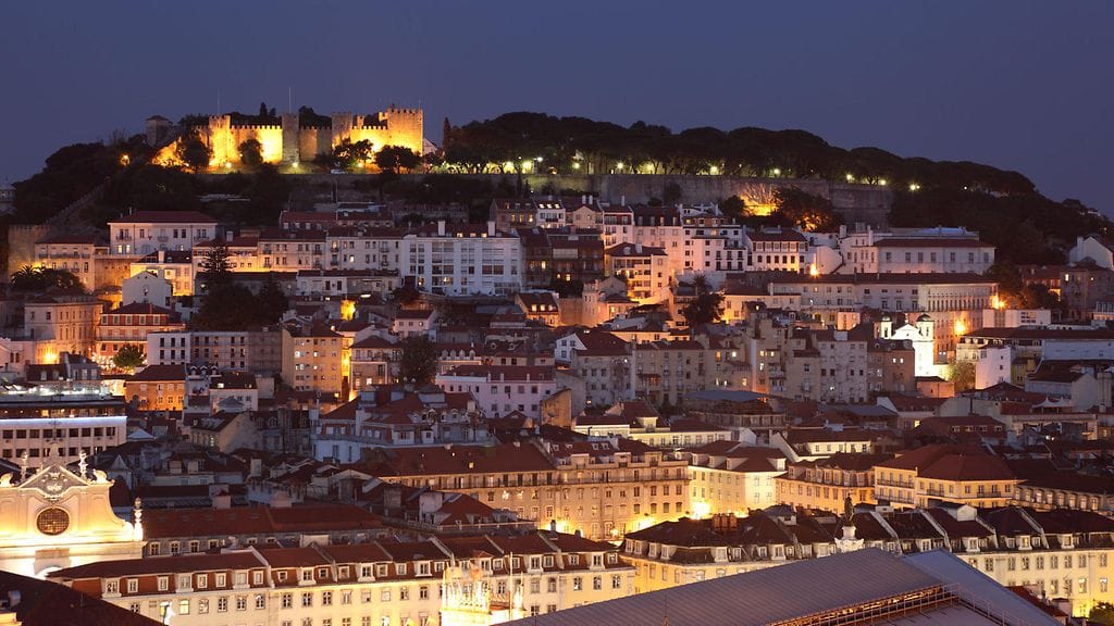 Seitsemälle kukkulalle rakennettu Lissabon on yksi Euroopan vanhimpia pääkaupunkeja, jossa matkailu on edullista sesongin ulkopuolella.