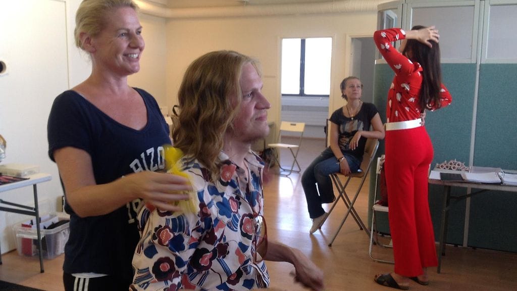 Riku Nieminen Love Records -elokuvan kuvauksissa ja maskeeraaja Hannele Herttuan käsittelyssä.