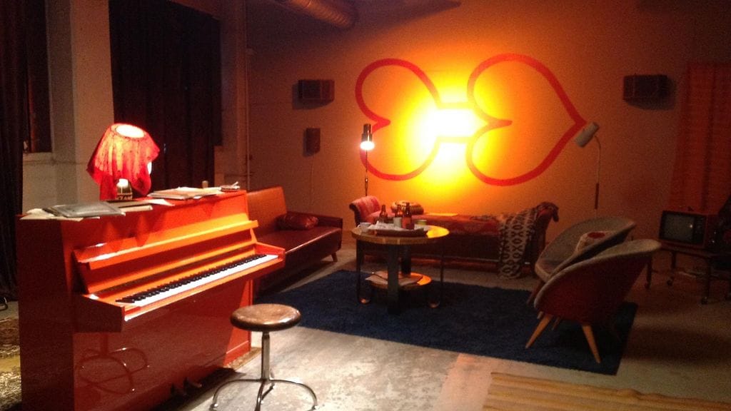 Love Recordsin toimisto näyttää tulevassa elokuvassa tältä. Monimerkityksellinen logo oli yhtiön tavaramerkki.