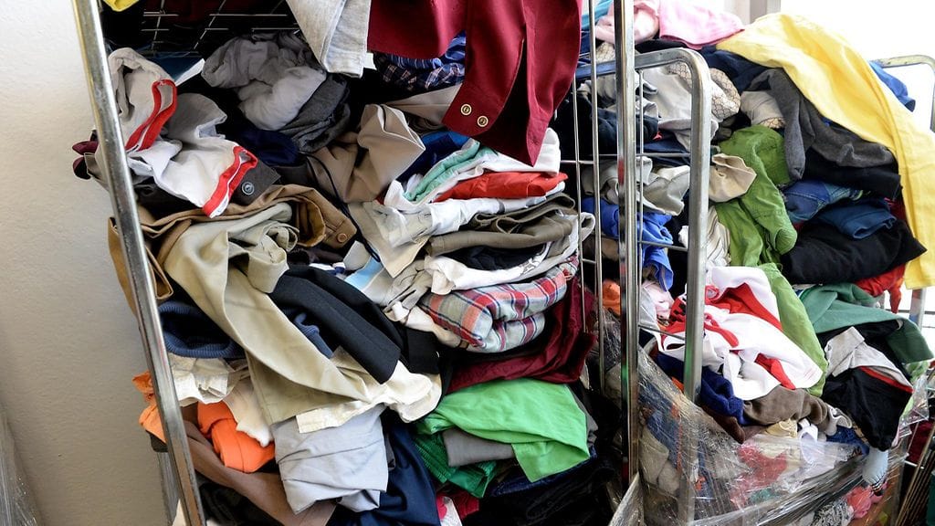 Kierrätettyjä tekstiilejä rullakossa Suomen Punaisen Ristin Kontti-kierrätystavaratalossa Espoossa.