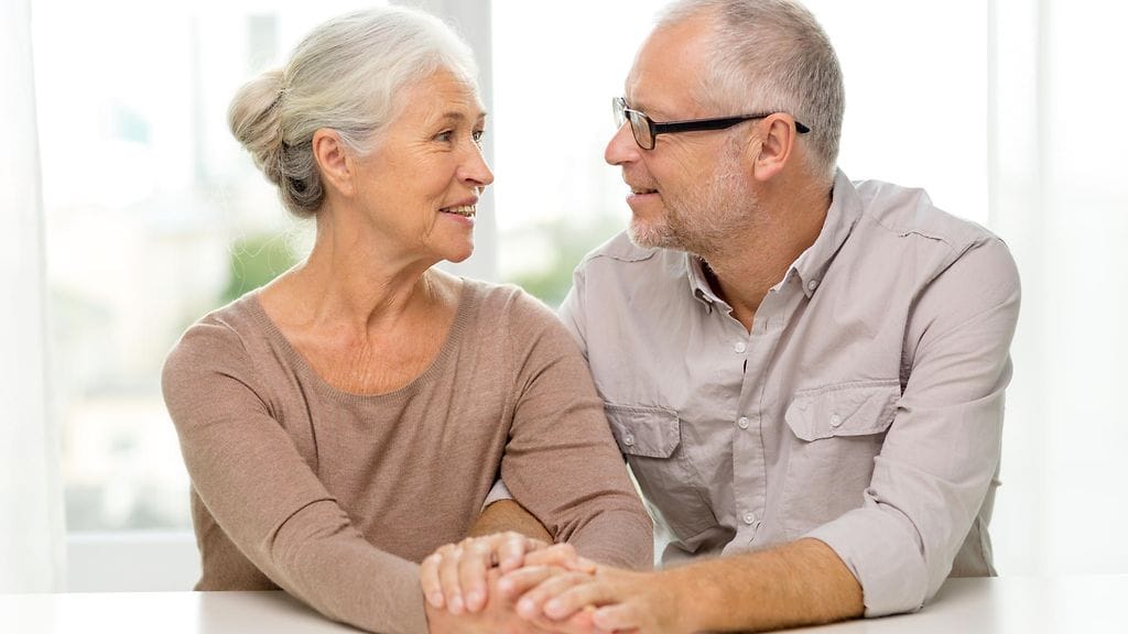 Eläkeiän lähestyessä vaikeistakin asioista on kyettävä keskustelemaan puolison kanssa. Kuvituskuva.