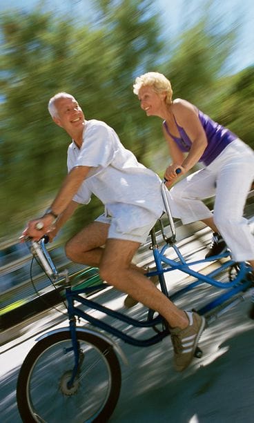 pariskunta_pyöräilemässä