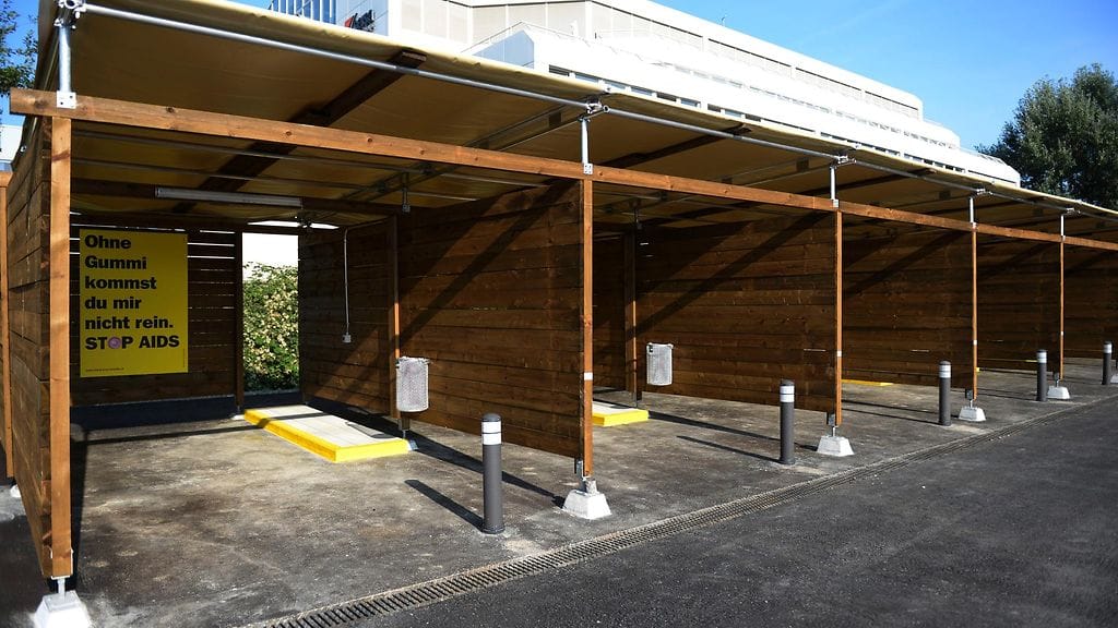 Kun kaupat on tehty, asiakas ja prostituoitu voivat siirtyä vapaana olevaan parkkikatokseen.