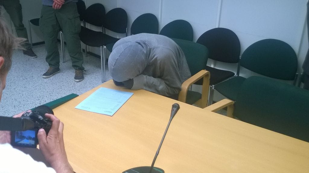 Nuori mies peitti kasvonsa oikeudenkäynnissä.