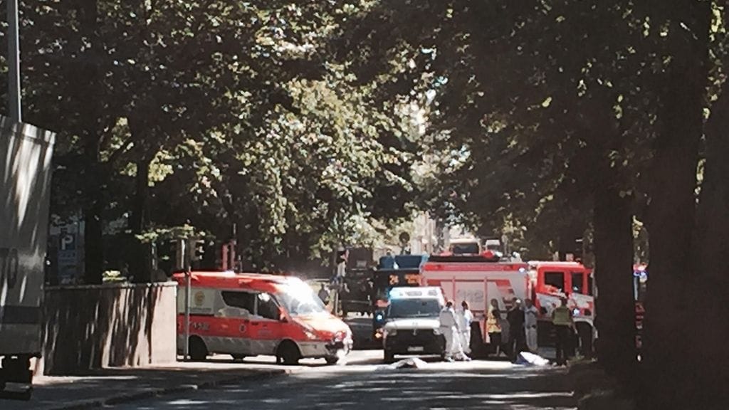 Poliisi ja ensihoitajat paikalla Mechelininkadun ja Pohjoisen Hesperiankadun risteyksessä Helsingin Töölössä elokuussa 2015.