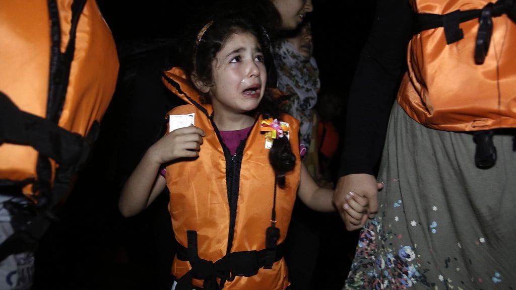 Syyrian Kobanista paennut tyttö itkee saapuessa yöllä vanhempiensa kanssa Välimeren yli Kreikkaan 21.8.2015. Kuvituskuva.