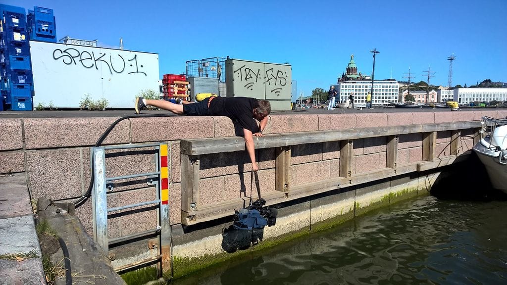 Kuvaaja Juha Sillberg joutui venymään tv-uutisten merivesijuttua kuvatessaan.
