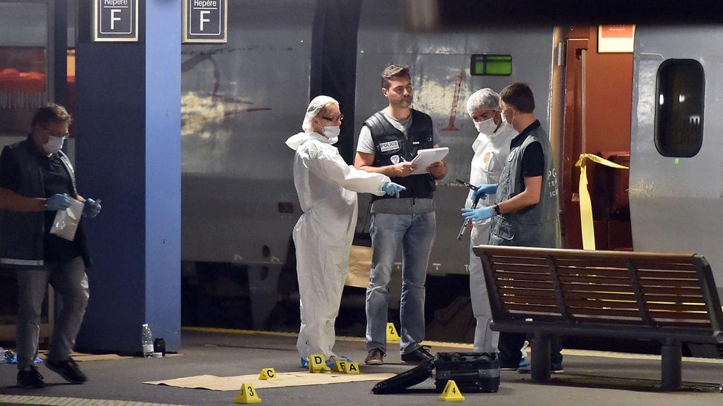 Poliiseja työskentelemässä Arrasin juna-aseman laiturilla, missä hyökkääjä pidätettiin.