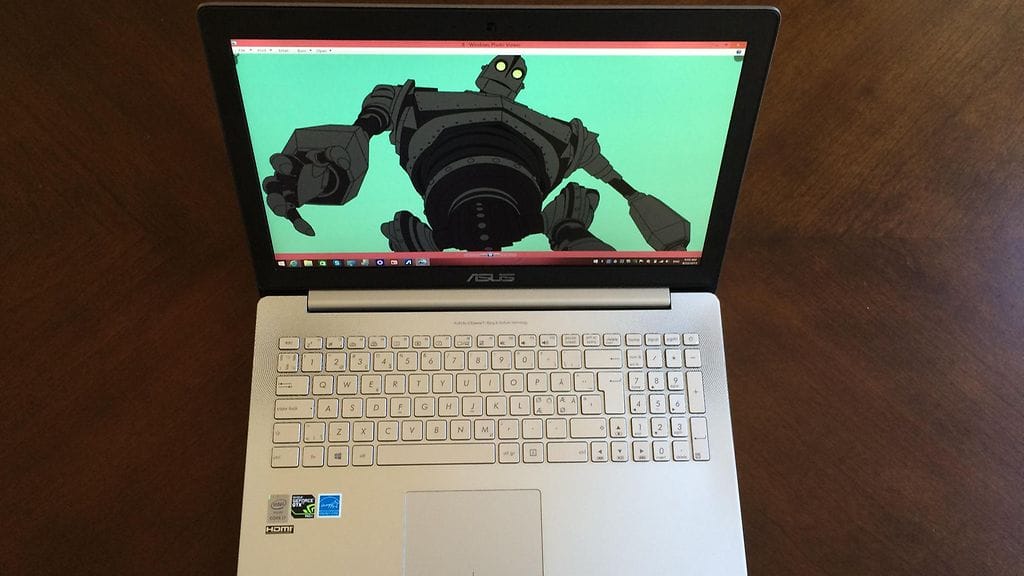 Suurikokoinen Asus ZenBook Pro UX501J on pakattu metalliseen kuoreen ja myös sisäinen rautapuoli on kunnossa.