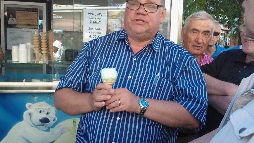 Timo Soini jäätelöllä puolueen ministeriryhmän kesäkokouksessa Imatralla.
