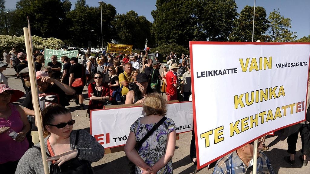 Vähäosaisia puolustava kyltti mielenosoituksessa hallituksen leikkauksia ja "kurjistamispolitiikkaa" vastaan.