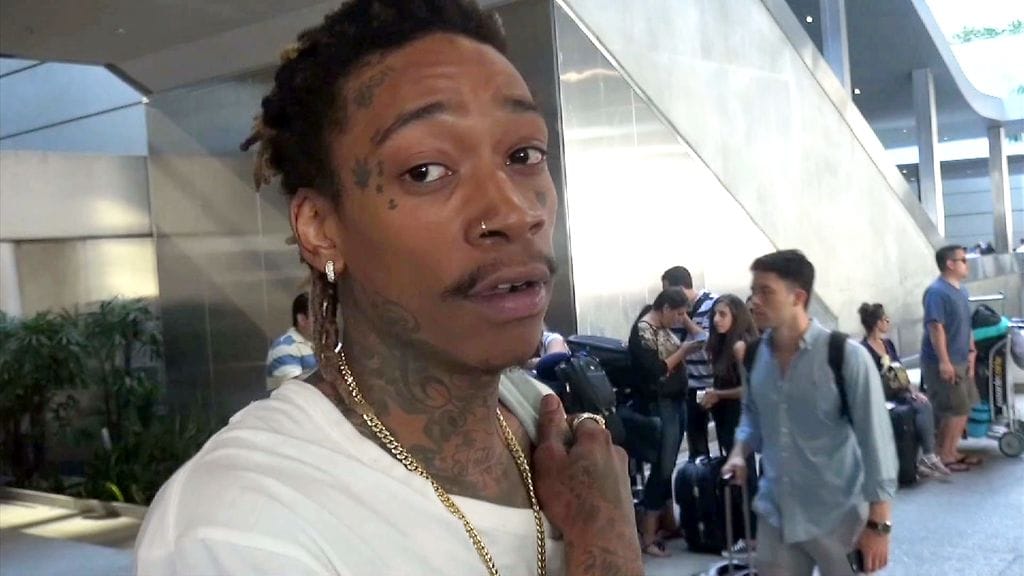 Khalifa lentokentällä hetkeä välikohtauksen jälkeen.