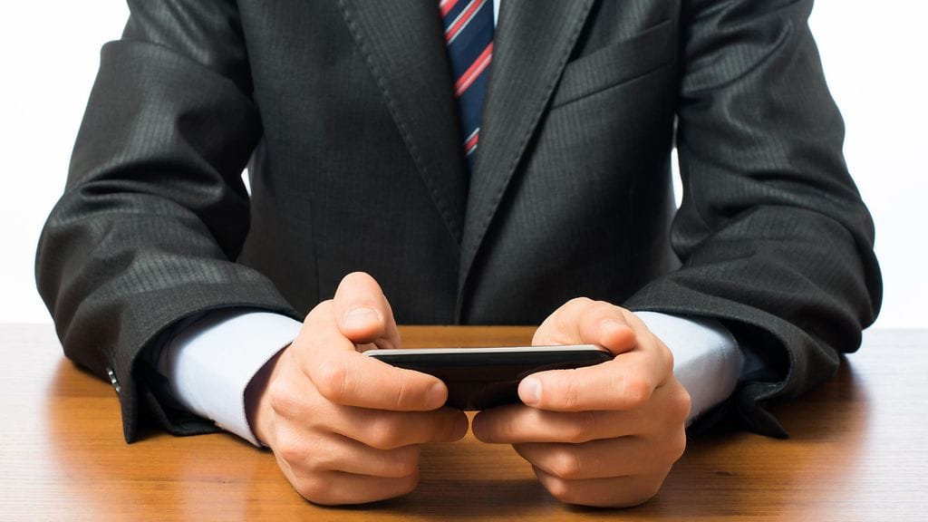 Mies ja älypuhelin (1)