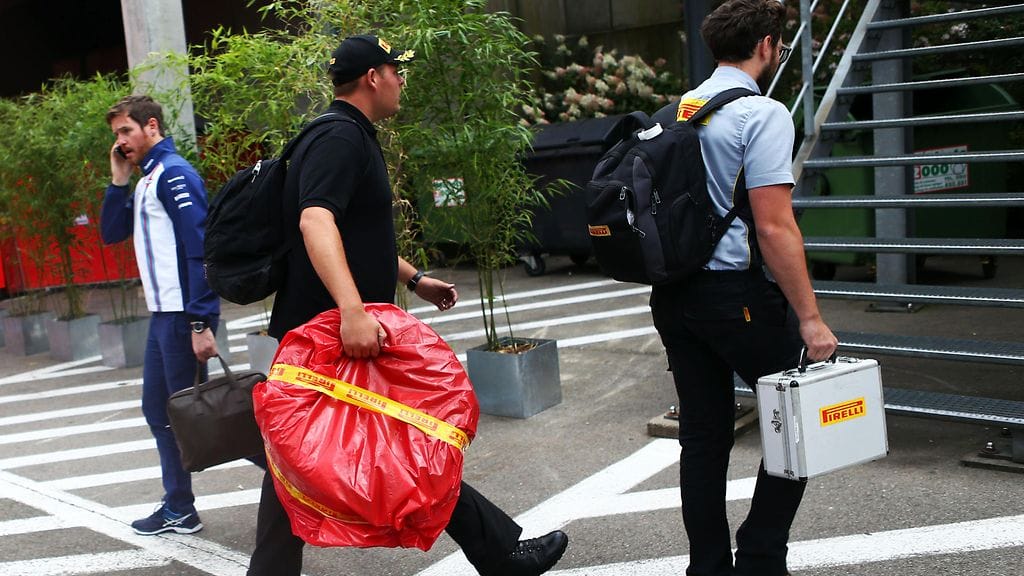 Sebastian Vettelin renkaat menossa tutkimuksiin Belgia GP:n jälkeen.