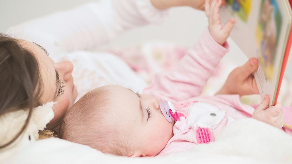 Yhteiset lukuhetket alkavat monessa perheessä jo vauva-aikana, mutta milloin ne loppuvat?