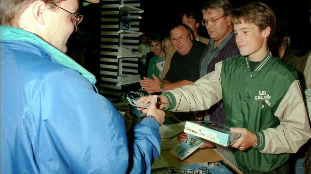 Historiallinen hetki: 17-vuotias Vantaalaisopiskelija  Christian Elg osti ensimmäisen Suomessa myydyn Windows 95 -ohjelman 5.9.1995.
