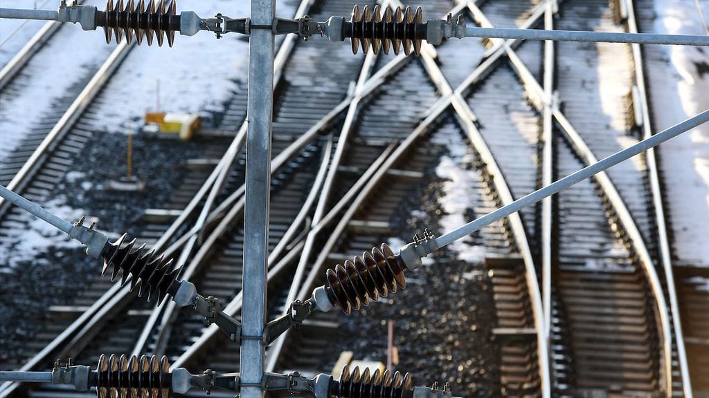 Matkustajia pyydetään varautumaan viivästyksiin. Useita aamun Turun ja Helsingin välisiä junia on jo myöhästynyt vian takia.