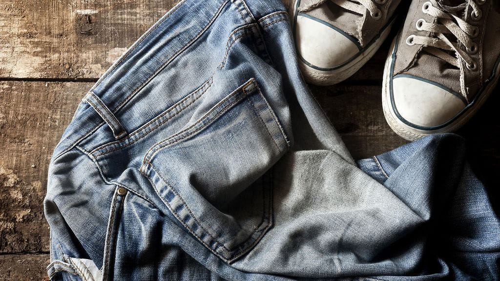 Farkut saa pesun lisäksi raikkaaksi pakkasessa, jolloin jatkuva peseminen ei kuluta niitä niin nopeasti. Ja tennareiden valkoiset muoviosat saa puhtaaksi kynsilakanpoistoaineella!