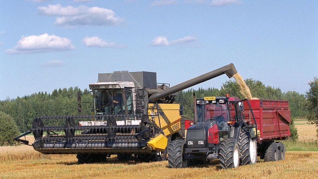 Teillä liikkuu nyt paljon puimureita ja traktoreita.