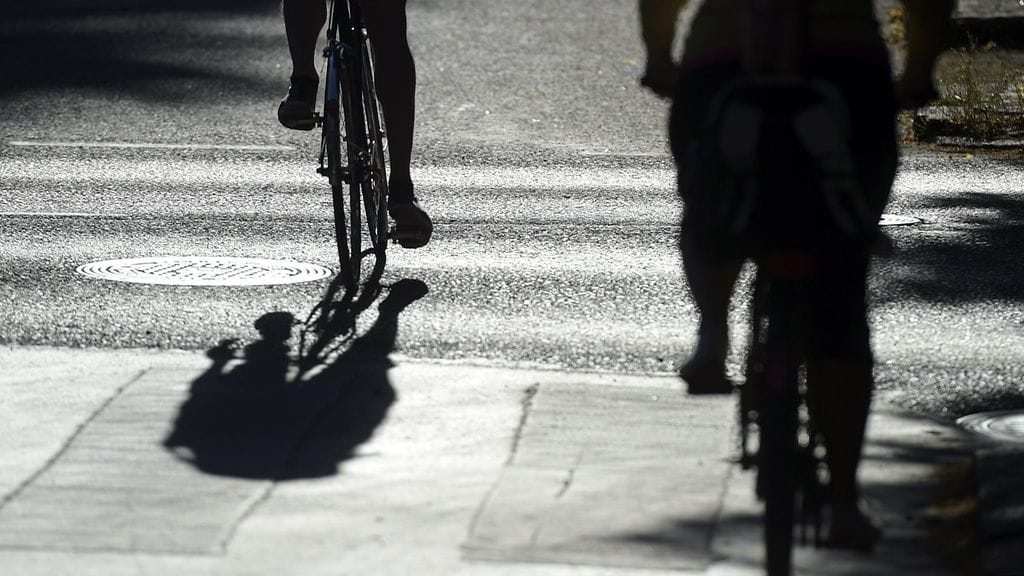 Kun bussi oli kääntynyt risteyksessä, oli pyöräilijä törmännyt bussin kylkeen. Törmäyspaikka oli suojatien kohdalla. Kuvituskuva.