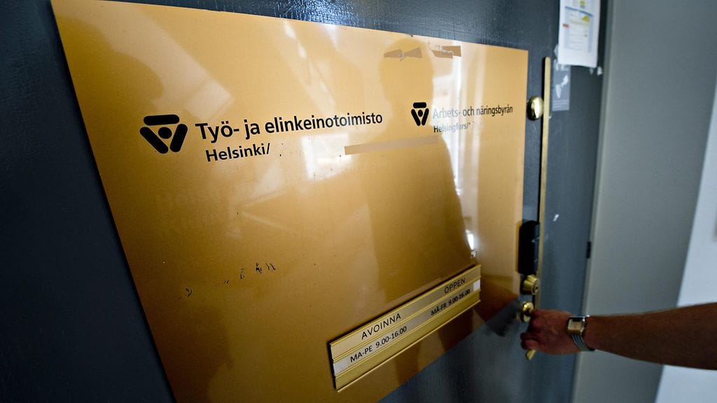 Ulkomaalaistaustaisten naisten työllisyys taas on 17 prosenttiyksikköä suomalaisnaisia heikompi. Miehillä ero on vain muutamia prosenttiyksikköjä.