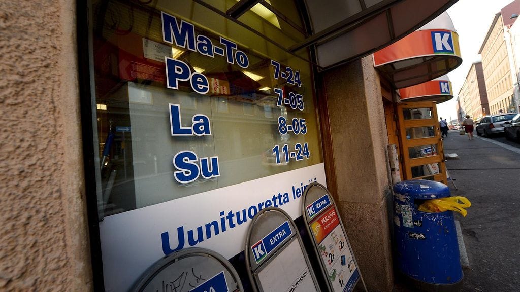 Kaupan aukioloaikoja K-extra -ruokakaupan ikkunassa Helsingissä 25. elokuuta 2015.