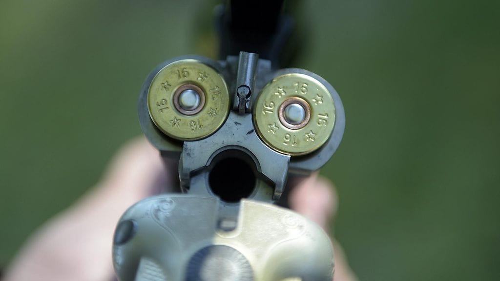 Kun ihminen loukkaantuu jahdin aikana, taustalta paljastuu lähes aina jonkinlaista huolimattomuutta. Yleisimmin huolimattomuus liittyy aseen käsittelyyn.