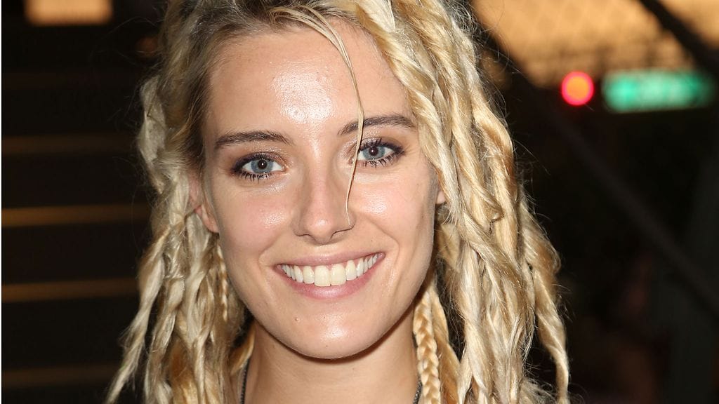 Muun muassa malli Chloe Norgaard on innostunut muokkaamaan kulmakarvojaan. Kuvan uudesta tyylistä löydät alta.