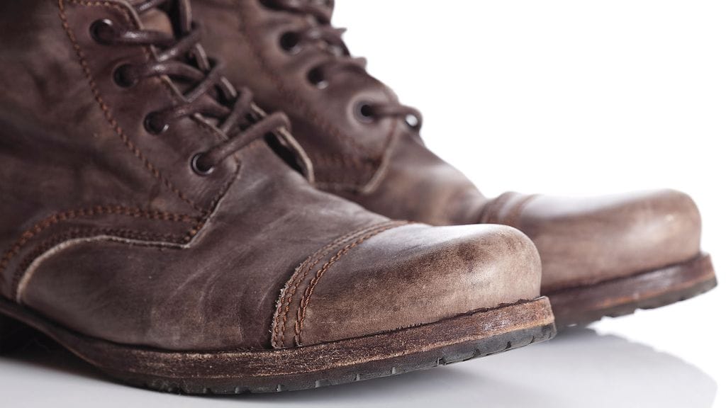 Kuluneetkin nahkakengät saa elävöitettyä kotikonstein muutamalla niksillä.