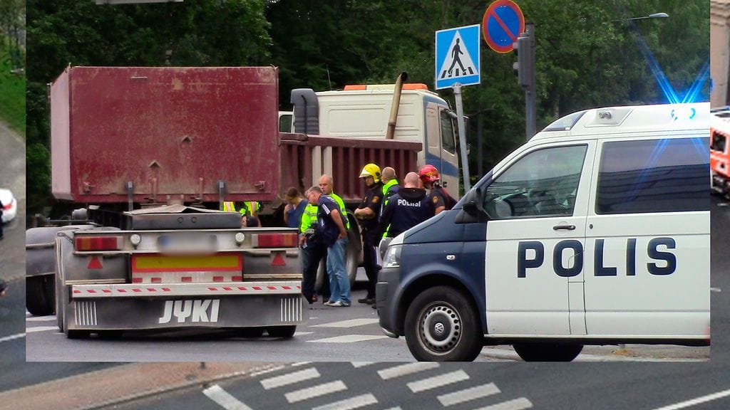 11-vuotias tyttö kuoli jäätyään rekan alle Tampereella keskiviikkona.