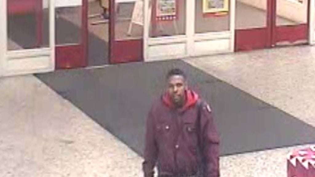 Poliisi epäilee kuvassa näkyvää miestä aseellisesta ryöstöstä.