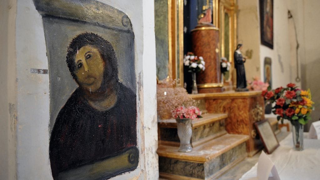 Restauroitu Ecce Homo innoitti monia katutaiteilijoita. Espanjalaisnainen kiinnittää kannustusviestiä omaperäisen kunnostustyön tehneelle Cecilia Giménezille.