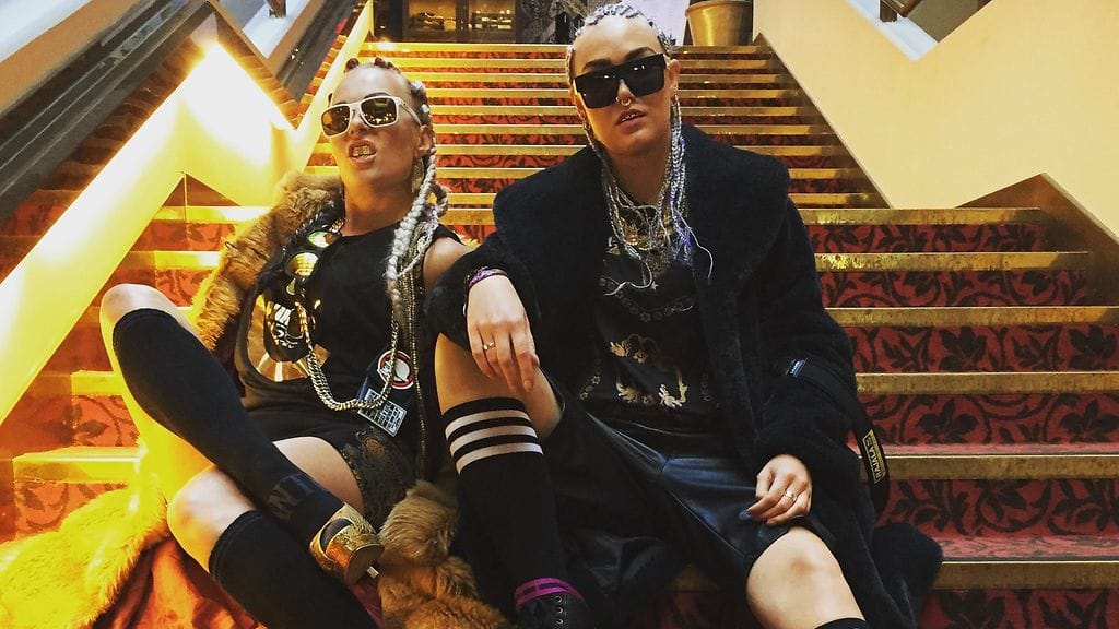 Festariagentit tunkivat suuhunsa tavujen lisäksi grillssit, eli hammaskoristeet.