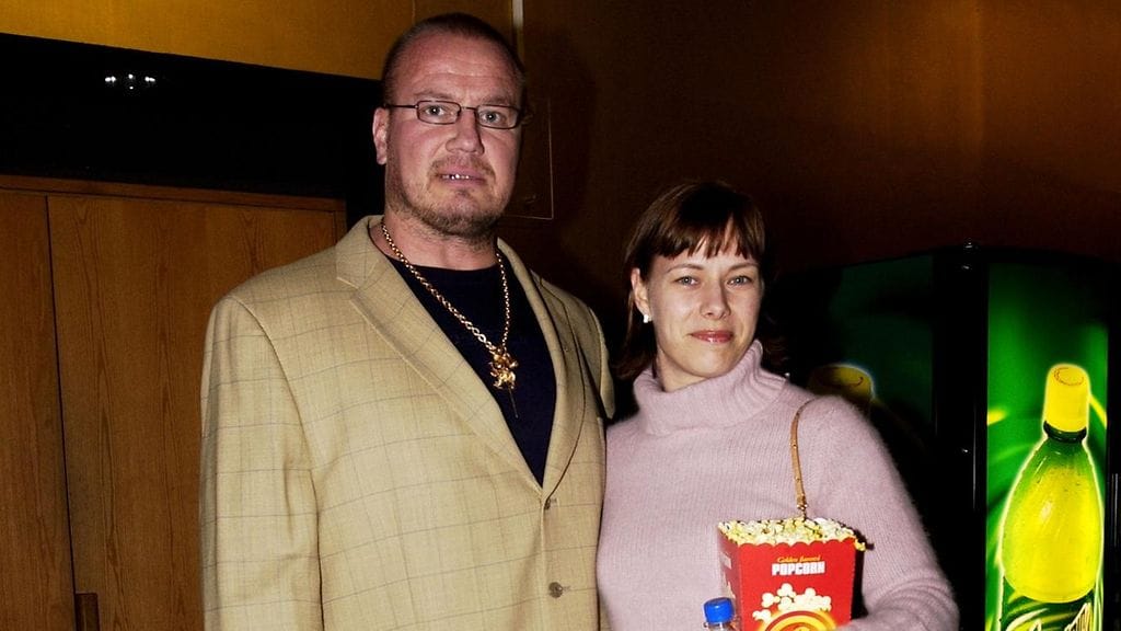 Tony Halmeen entinen vaimo kertoo tuoreessa kirjassaan vuosistaan Viikingin rinnalla.