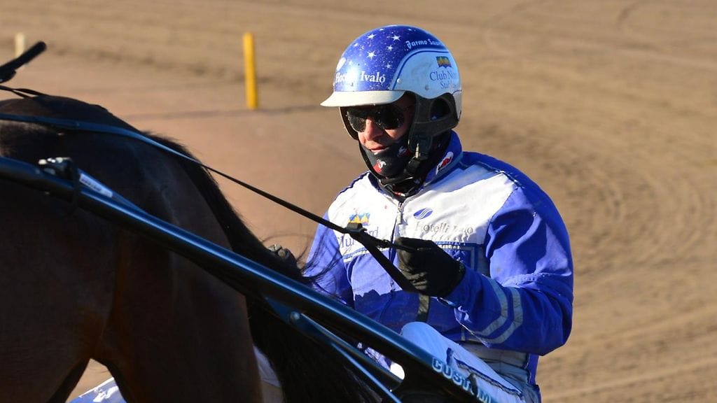 Tänään Oulussa, huomenna Tampereella – Jarmo Saarela pitää Volvonsa liikkeessä päästäkseen työmailleen ohjastamaan ravivoittoja.