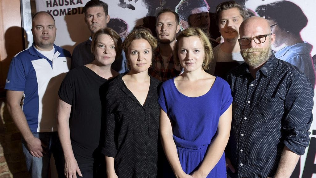 Häiriötekijä-elokuvan työryhmää (vasemmalta oikealle): tuottaja Mikko Tenhunen, näyttelijät Elina Knihtilä, Tommi Korpela ja Lotta Kaihua, ohjaaja Aleksi Salmenperä, näyttelijät Elena Leeve ja Eero Ritala sekä tuottaja Yrjö Nieminen.