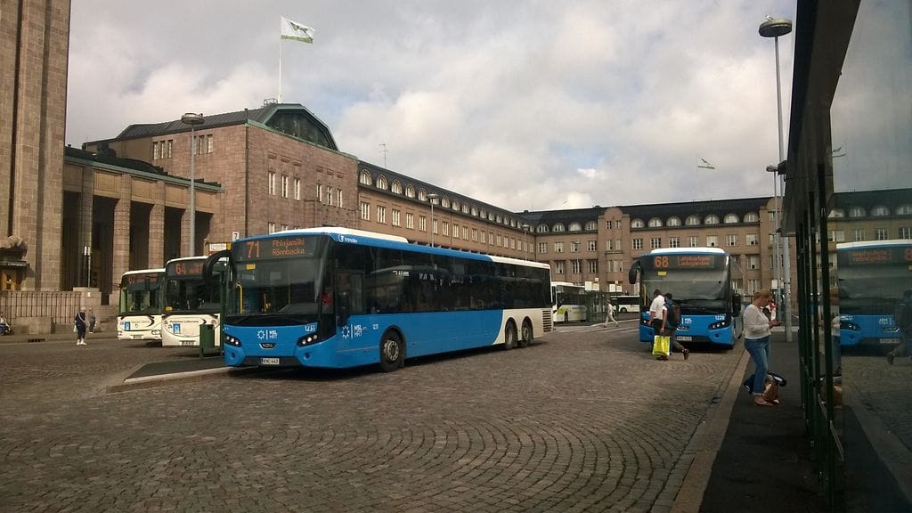 Busseja Helsingin Rautatientorilla.