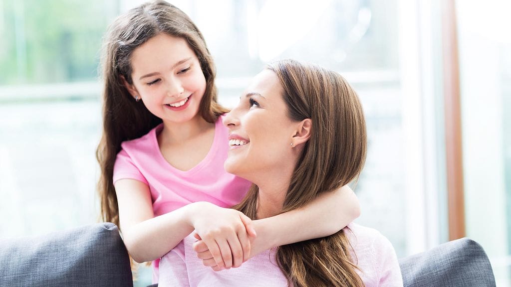 Äidin tehtävä on saada lapsi tuntemaan olonsa hyväksi omassa kehossaan.