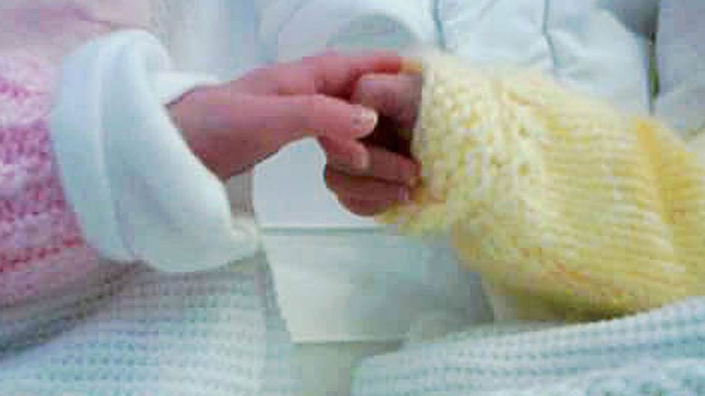 kaksoset, käsistä kiinni (1)