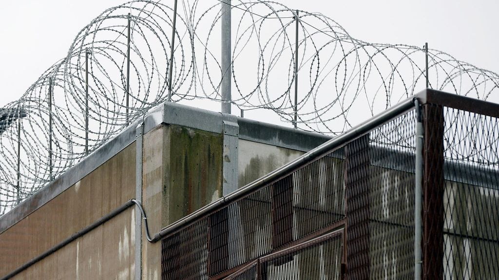 Suomessa ei käytetä samanlaista täydellistä ja virikkeetöntä eristämistä, kuin esimerkiksi Yhdysvalloissa.