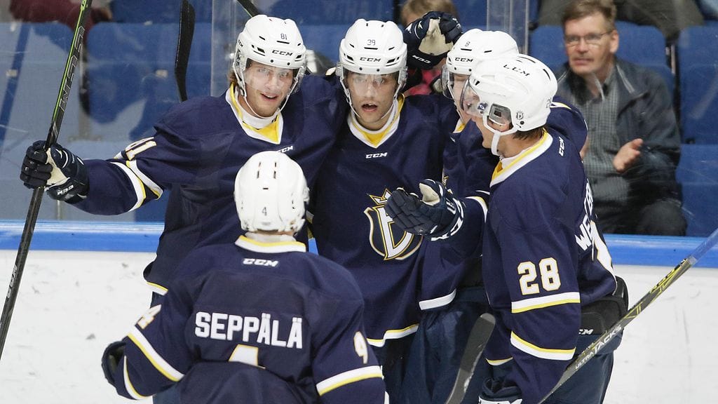 Keskellä oleva Peter Tiivola iski kaksi maalia Ässien verkkoon.