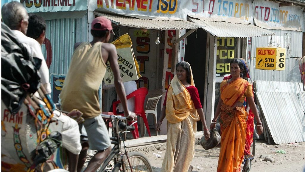Intia Länsi-Bengalissa köyhtyneiden perheiden alaikäisiä tyttöjä houkutellaan lähtemään välittäjien matkaan. Tytöille luvataan parempaa elämää. Kuvituskuva.