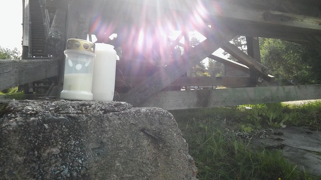 Herttoniemen hyppyrimäen laelle on tuotu kynttilöitä kuolleen 16-vuotiaan tytön muistoksi.