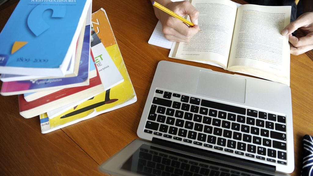 SLL:n mukaan oppikirjojen kustannukset lukioaikana voivat nousta jopa yli 2  000 euroon.