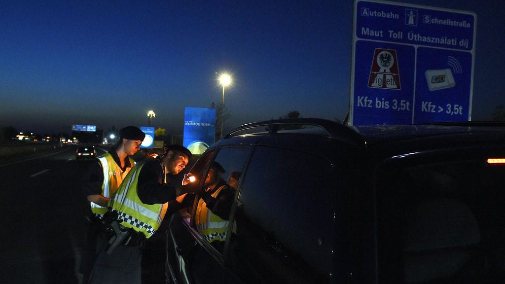 Itävallan poliisi partioi moottoritiellä lähellä Itävallan ja Unkarin rajaa 30. elokuuta 2015.