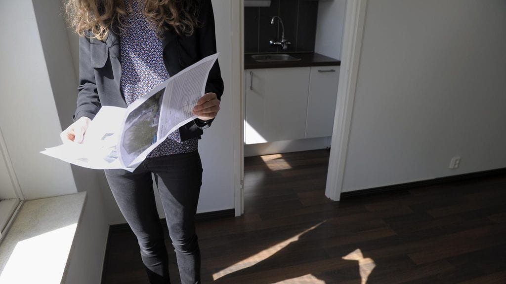 Ensi vuonna asuntojen hinnoissa voidaan kuitenkin nähdä pientä nousua varovaisesti piristyvän talouden myötä, Danske Bankin ekonomistit arvioivat tiedotteessaan.