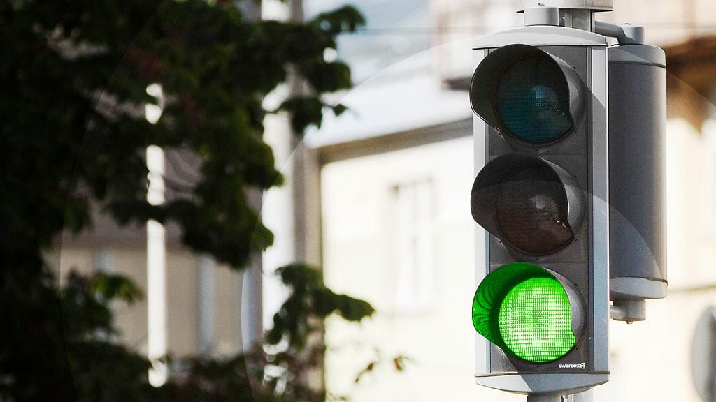 Kumpikin kuskeista on sitä mieltä, että hänelle paloi vihreä liikennevalo.