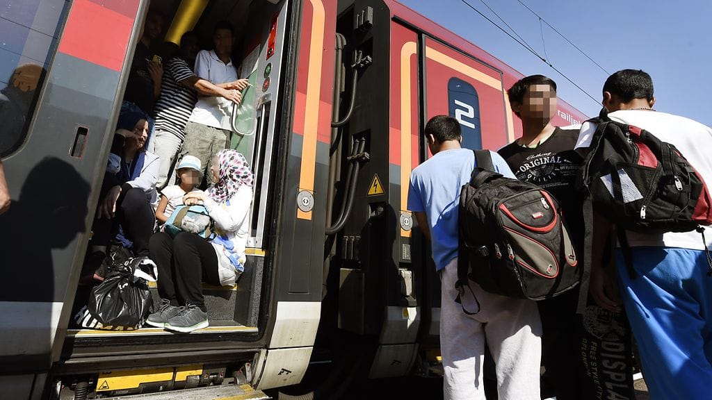 Siirtolaiset nousivat itävaltalaiseen Intercity-junaan Hegyeshalomissa Unkarissa tänään. Kuva: EPA / AOP